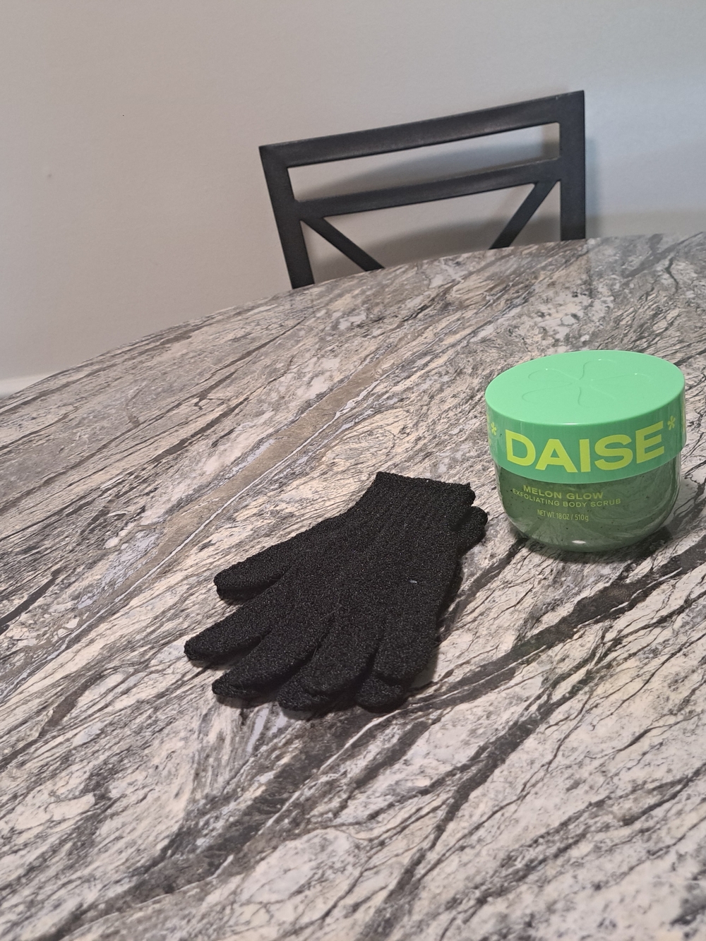 DAISE Melon Glow Exfoliating Body Scrub with Black exfoliating gloves